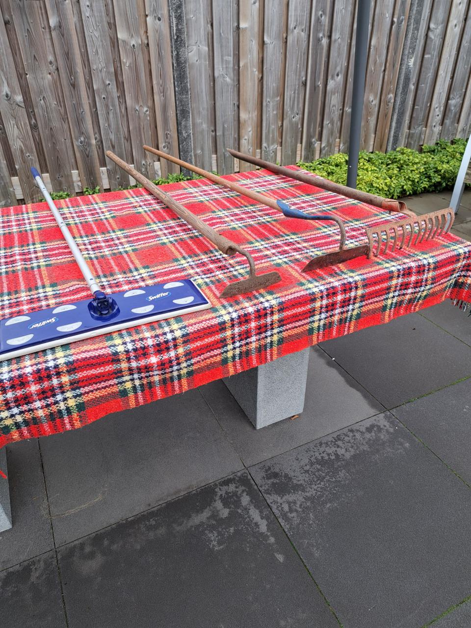 Werk attributen voor binnen en buiten, zoals tuinhak, tuinhark en swiffer.