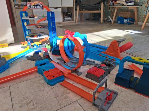 Hotwheels garage met aoto's en baan onderdelen