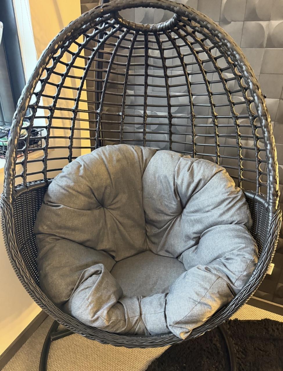 Manifesto Hangstoel zwart grijs met kussen