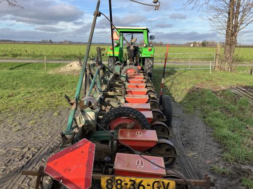 Bietenzaaimachine vicon mozentra (12 rij) met aanhangwagen