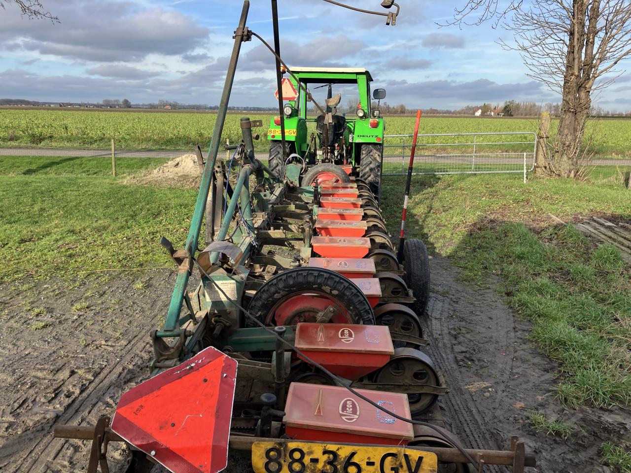 Bietenzaaimachine vicon mozentra (12 rij) met aanhangwagen