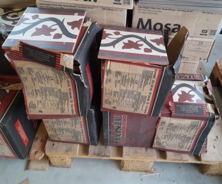 3030-192 ca 5 m² decor tegels 20x20 rood/wit/zwart,van € 84,50  per m² voor