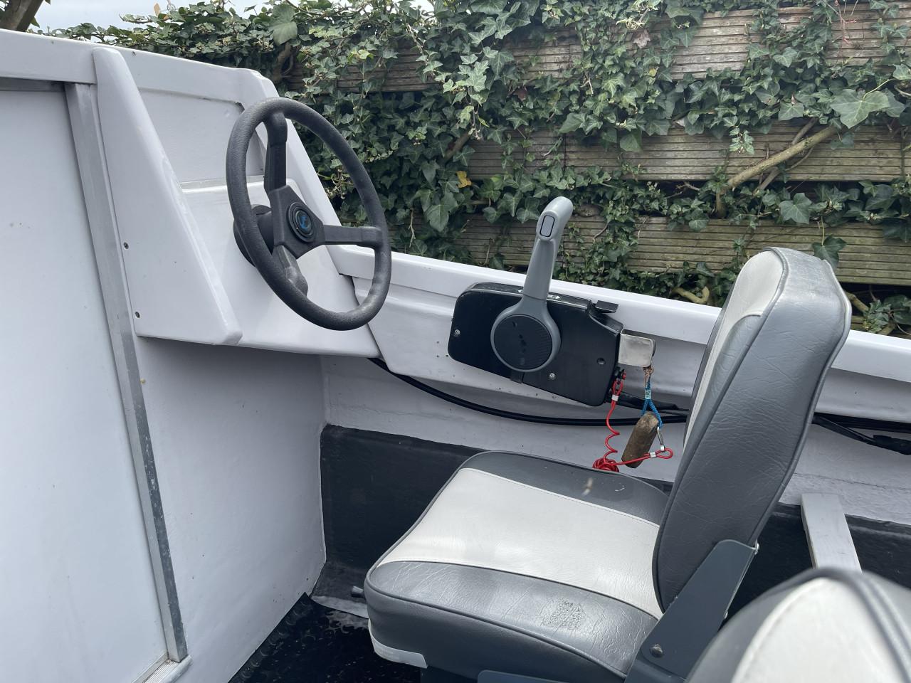 Pilot 420 kajuit boot of visboot met Suzuki 15 pk 4-takt en trailer