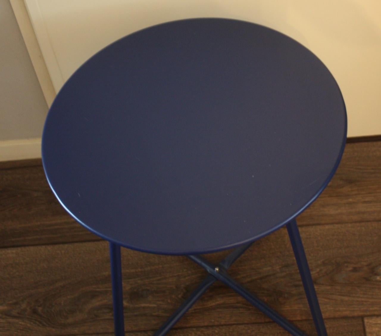 Blauw metalen tafeltje