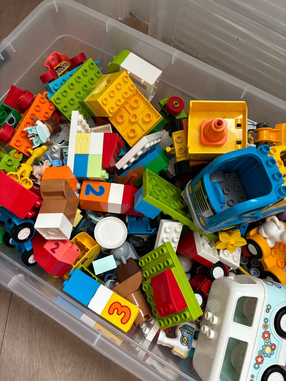 Duplo kist met allerlei bouwmaterialen en pakketten