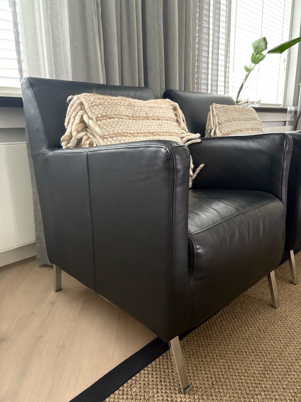 2 zwart lederen fauteuils