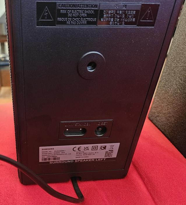 Samsung soundbar HW-Q950A met achterspeakers en subwoofer