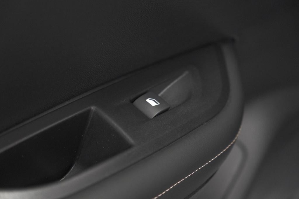 Peugeot 2008 1.2 puretech 100 allure | apple carplay | parkeersensoren | cl