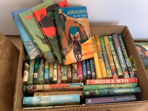Te koop, bananendoos vol diverse kinderboeken