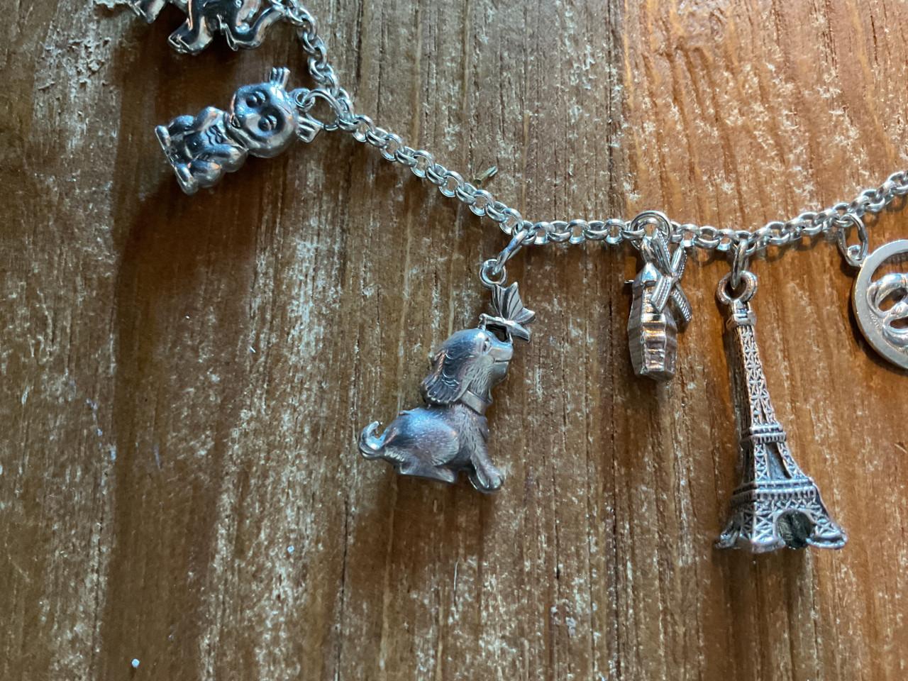 Zilveren bedelketting met 11 bedels o.a. de Eifeltoren