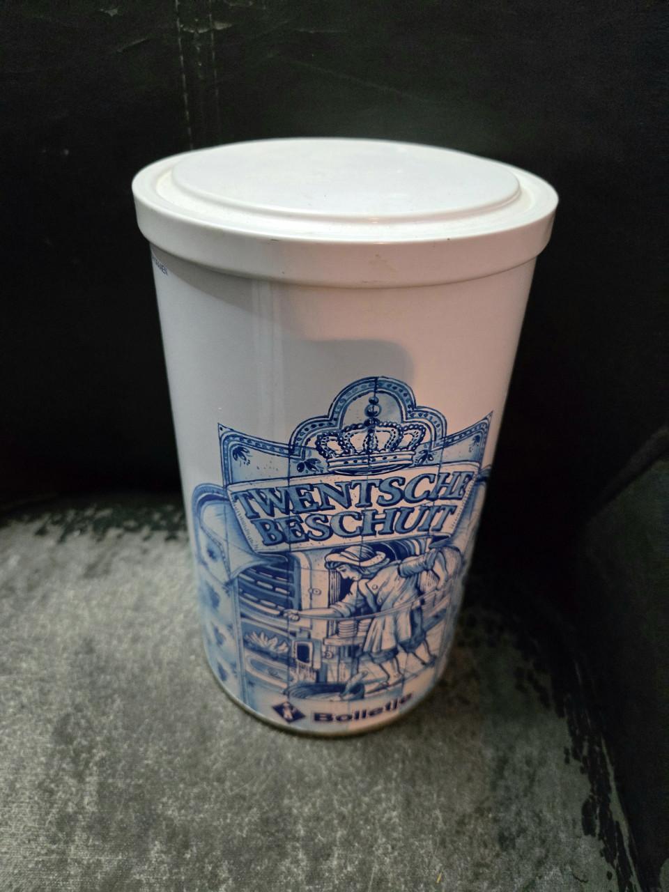 Vintage Bolletje Twentsch beschuitbus met blauw-witte afbeelding