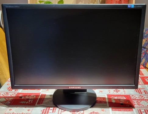 22 inch Samsung Syncmaster 2243BW Zwart + dvi/vga kabels.