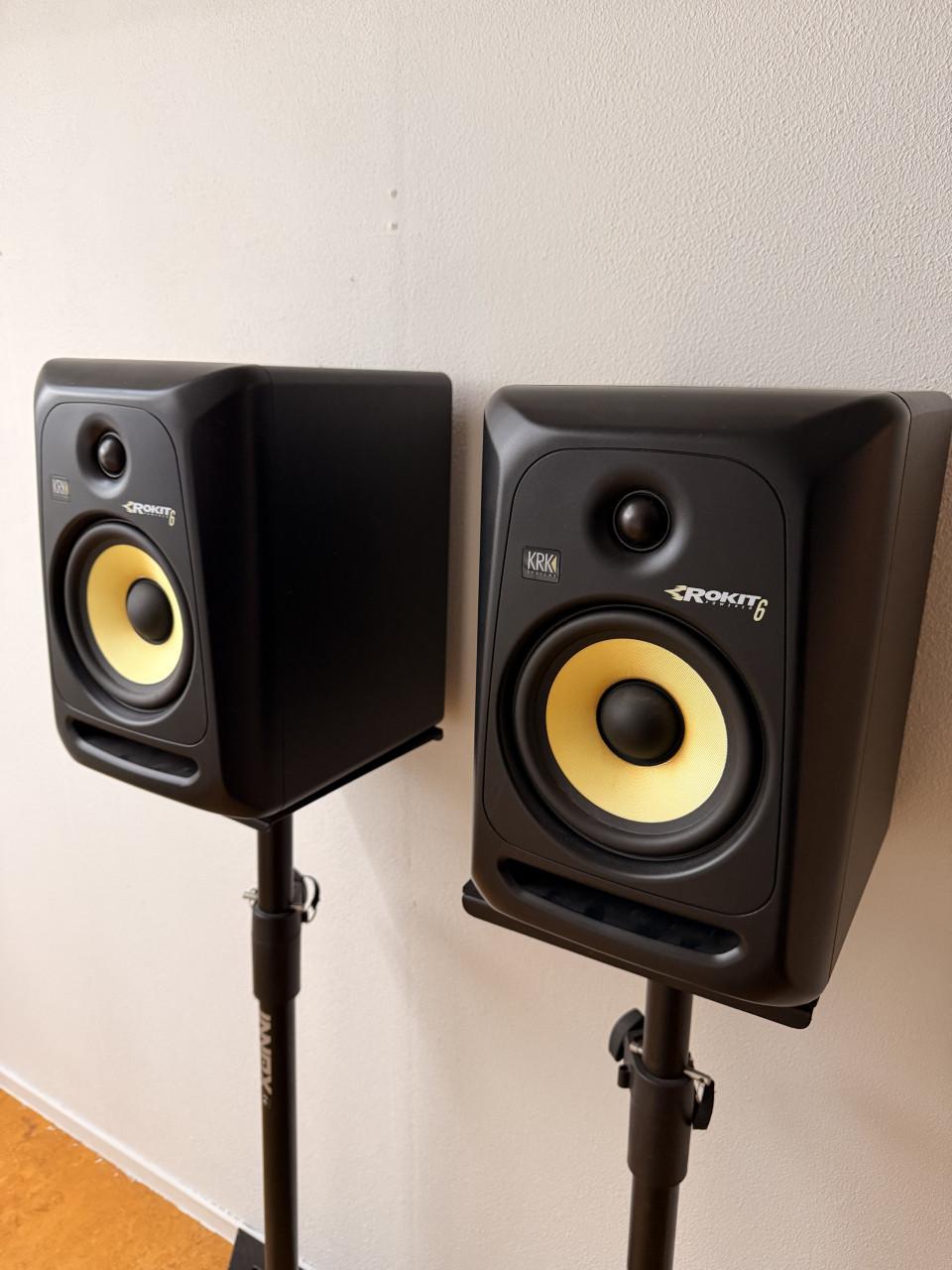 KRK Rokit 6 studiomonitoren met kabels en statieven