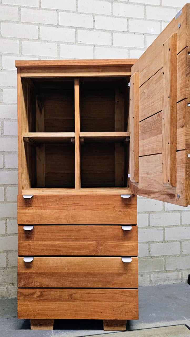 Hoge smalle kast van Teakhout
