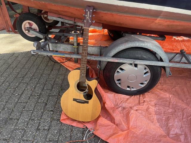 2 Gitaren Santana met standaard en