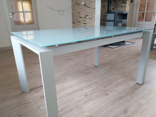 Glazen tuintafel met metalen onderstel