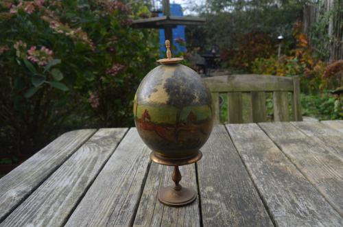 Antiek primitief beschilderd struisvogelei: jachtscene