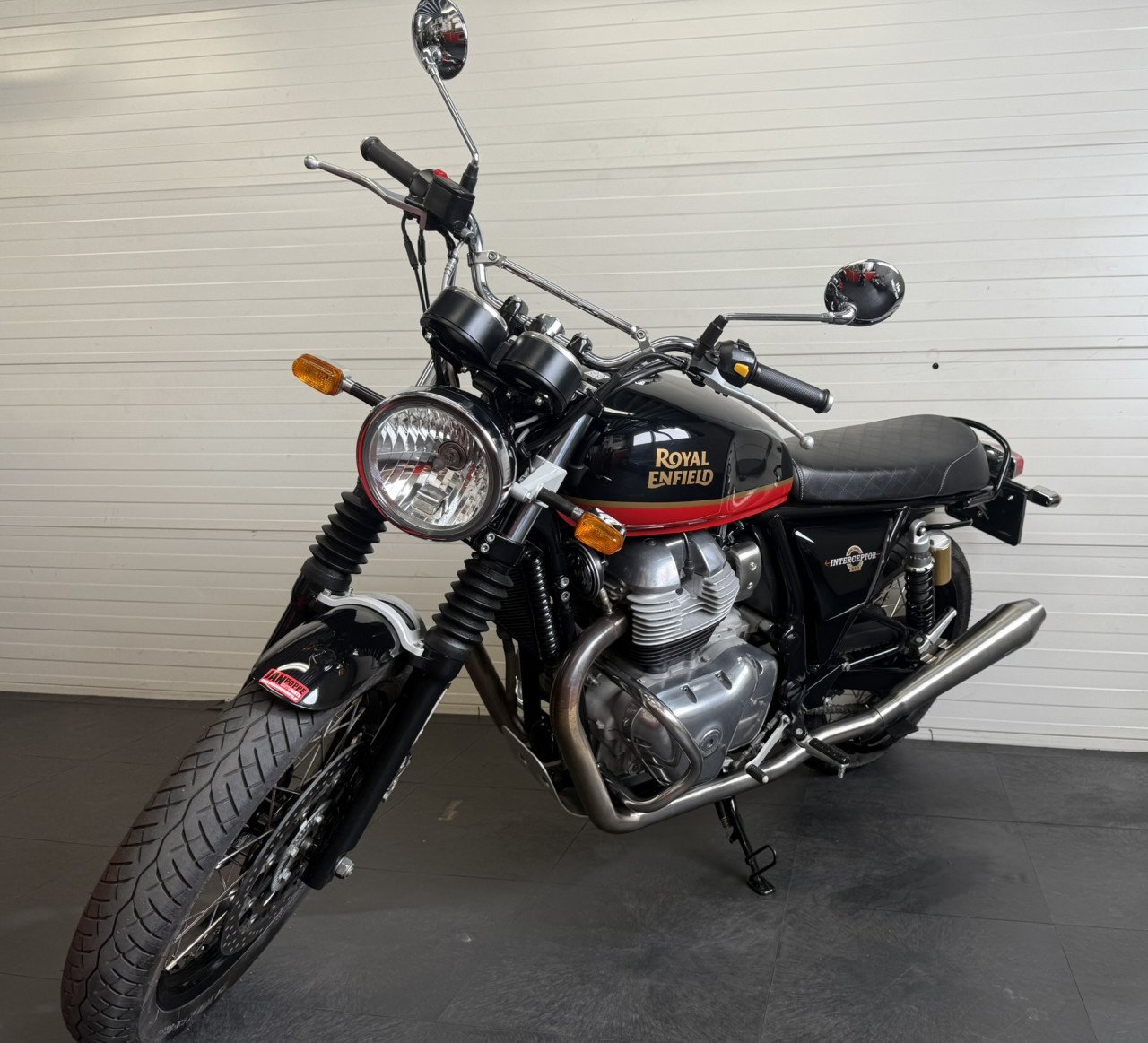 Gave en complete Royal Enfield Interceptor 650!