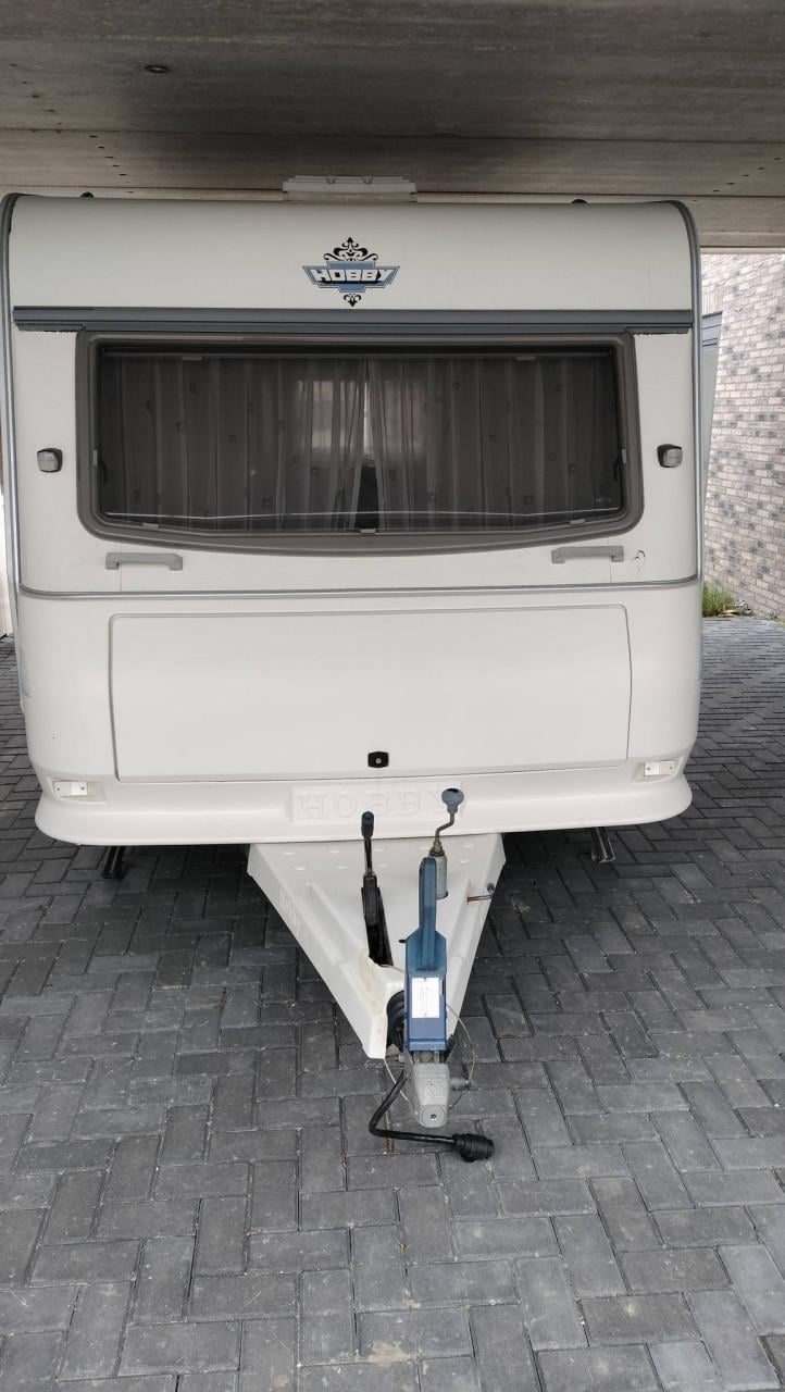 HOBBY 400 SB met voortent en luifel