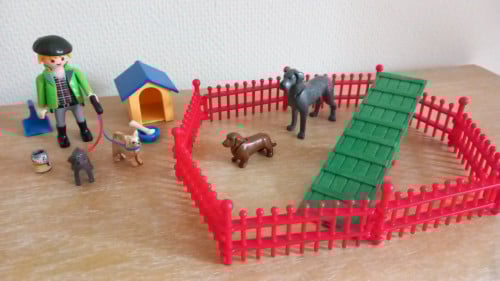 Playmobil 4 hondjes met hok, speelwip,ren, voer, baasje