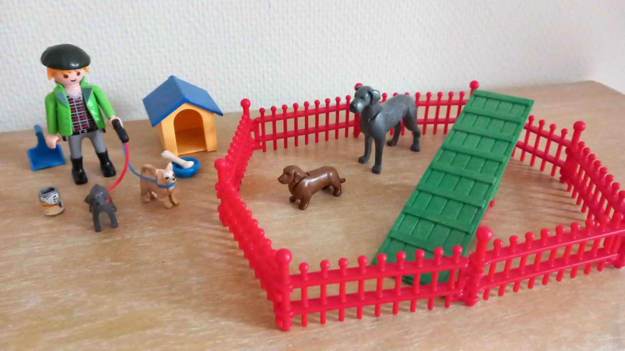 Playmobil 4 hondjes met hok, speelwip,ren, voer, baasje