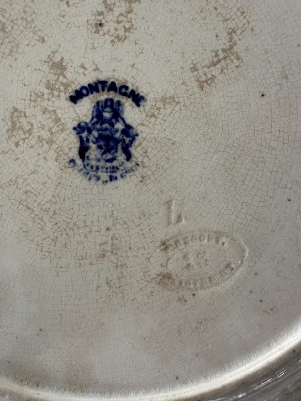 Diverse antieke borden en beeldjes