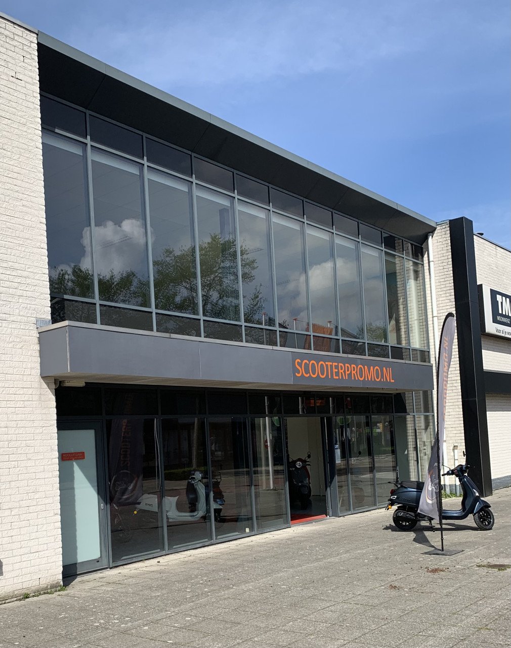 RETRO SCOOTER MET WINDSCHERM 25KM NU 649,= RIJKLAAR