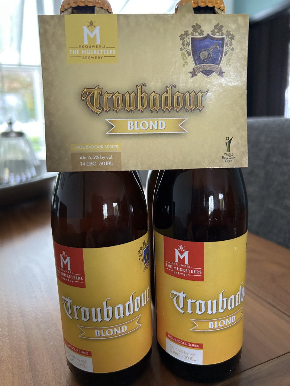 9 flesjes bier, Troubadour Obscura en blond