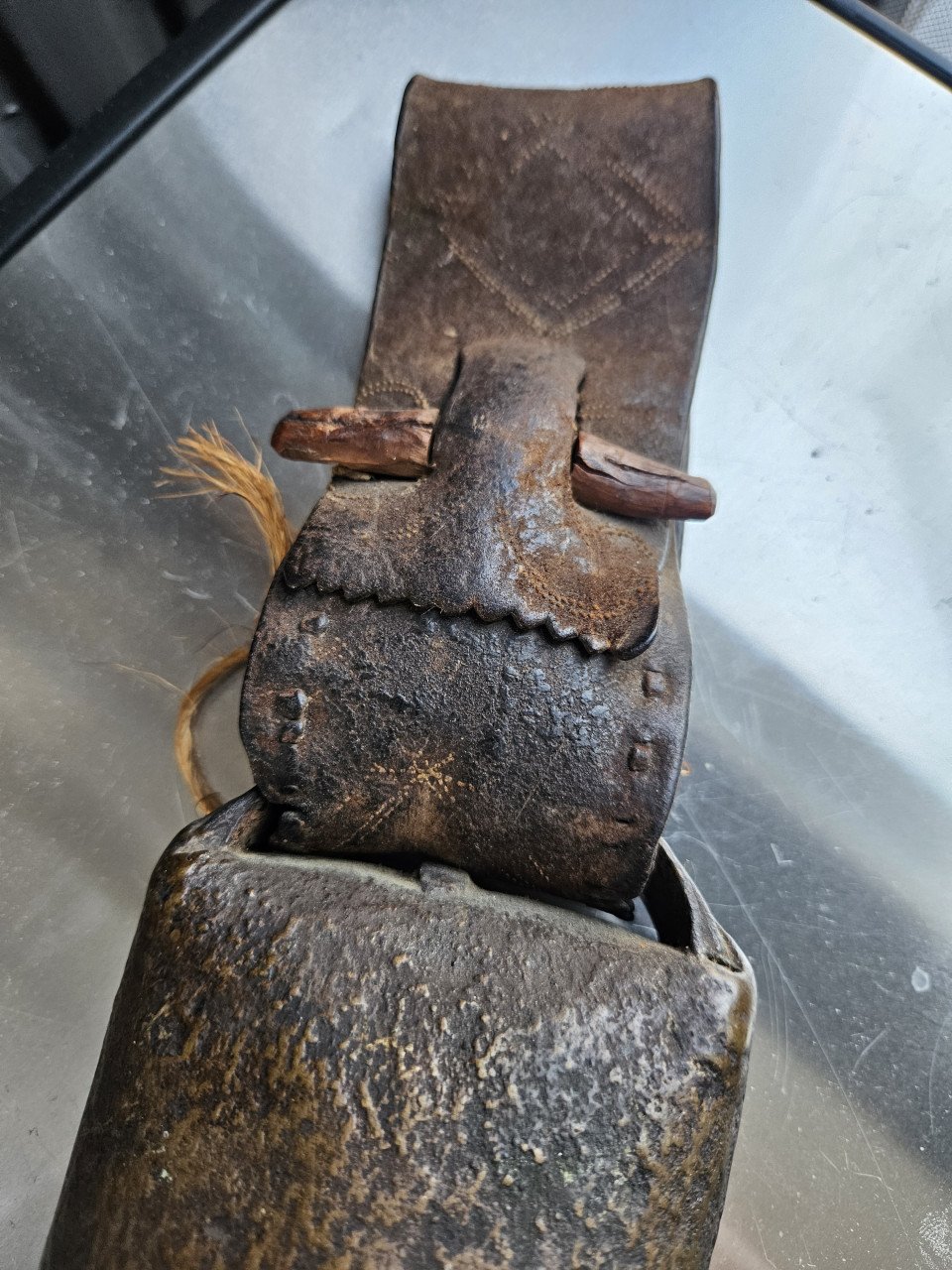 Prachtige grote bronzen geitenbel met dikke lederen riem...