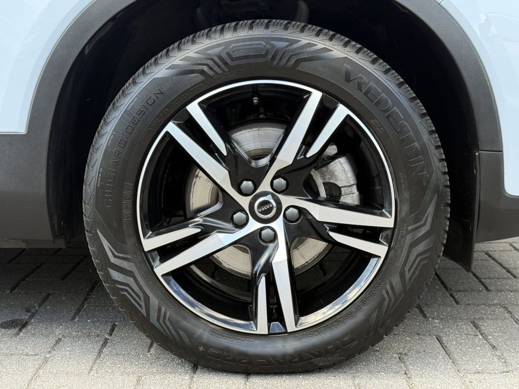 Volvo XC40 b4 197pk plus dark |adap.cruise| trekhaak | camera| elektrische