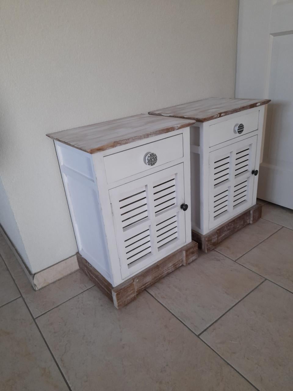 2 nachtkastjes (in goede nette staat) 28 x 38 x 52H