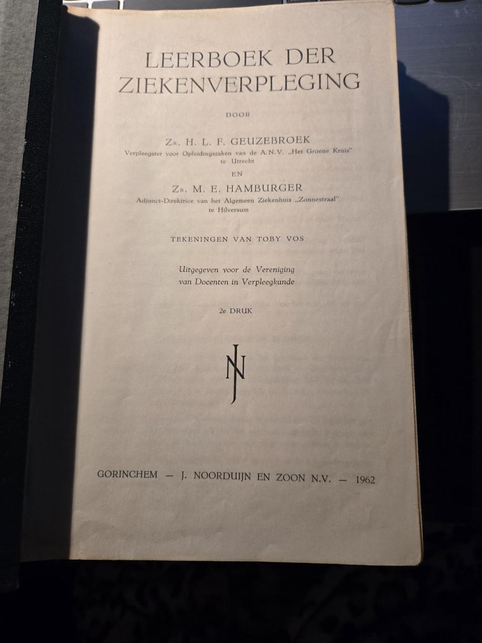 Prachtig oud leerboek voor ziekenverpleging,  een echt verzamelobject.