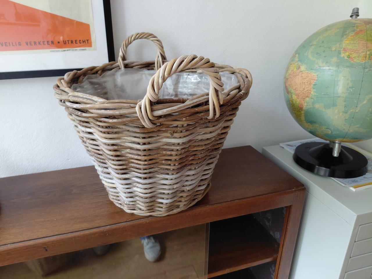 Gevlochten rieten- wilgentenen manden