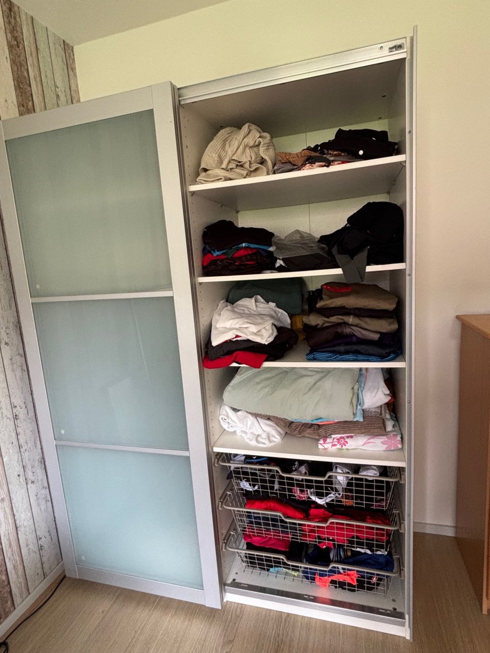 Pax kast met zweefdeuren in melkglas