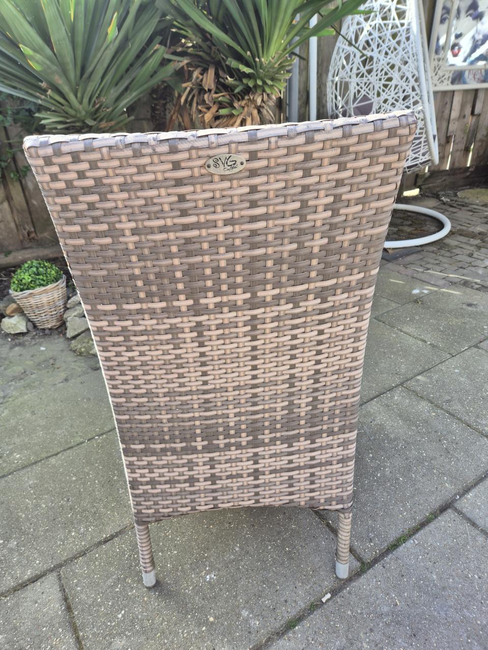 GRATIS 6 wicker tuinstoelen!