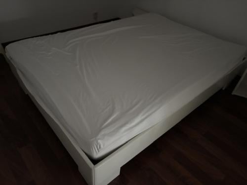 MDF bed 140x200 met bijpassende nachtkastjes
