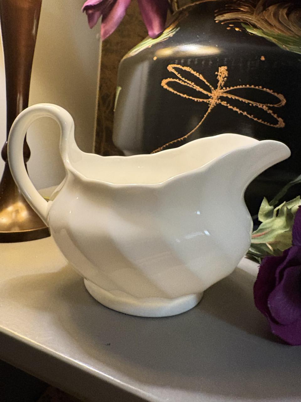 Roomwitte sauskom van Wedgwood.