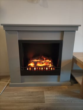 Sfeerhaard met schouw, elektrisch. Geeft geen warmte, wel leuk sfeerlicht.