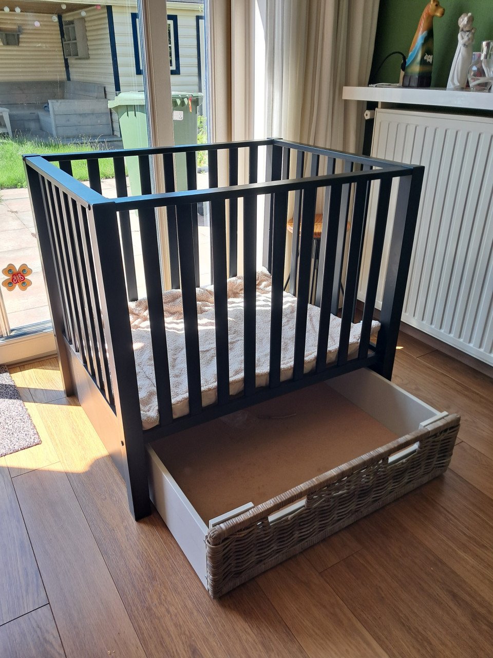 Zwarte box met rieten lade
