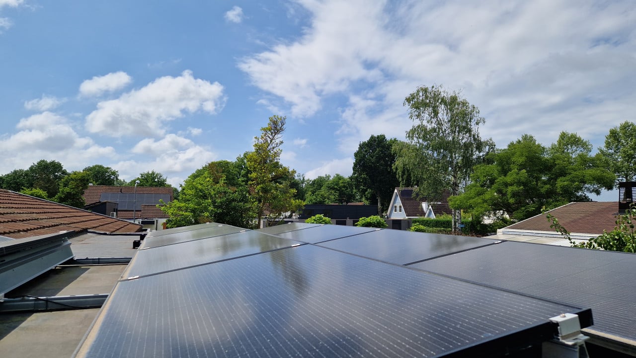 COMPLETE SET van 14 ZONNEPANELEN + OMVORMER + OPTIMIZERS + MONTAGESYSTEEM