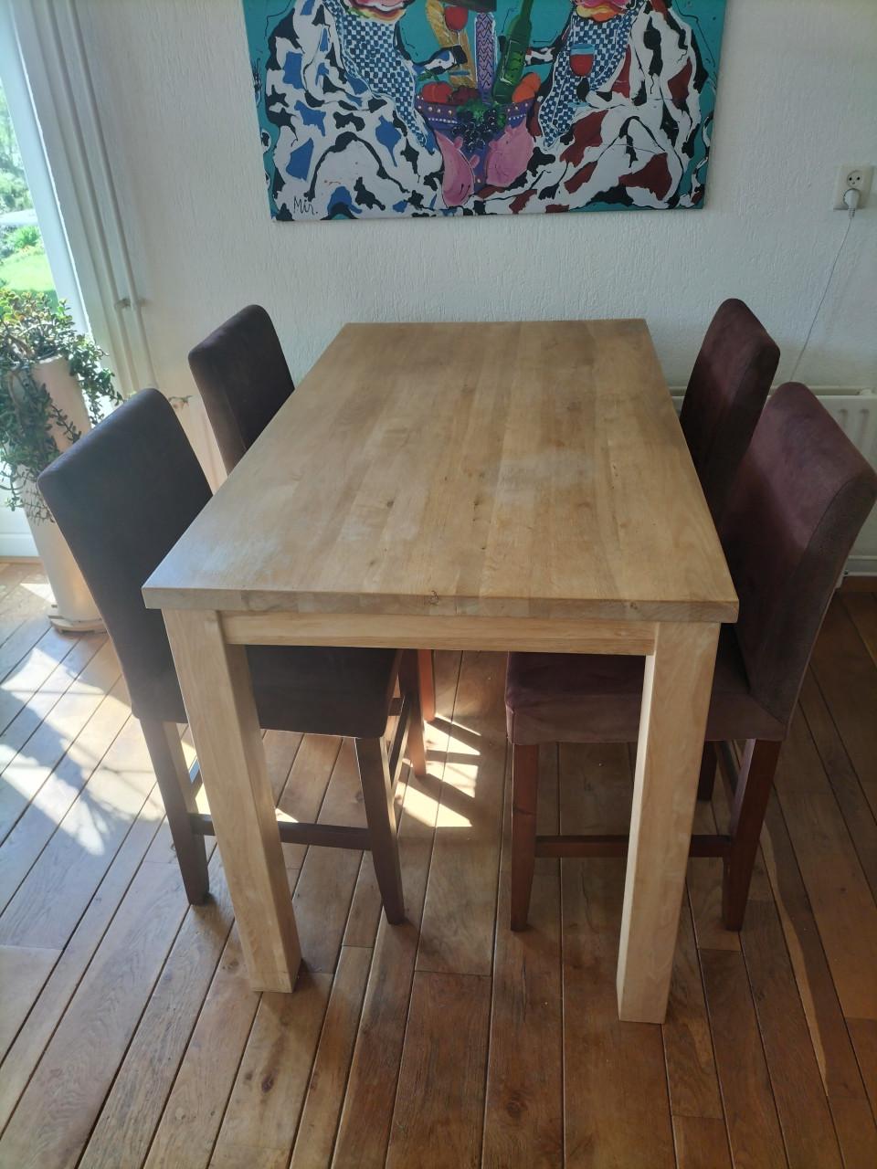 Bartafel met 4 barkrukken