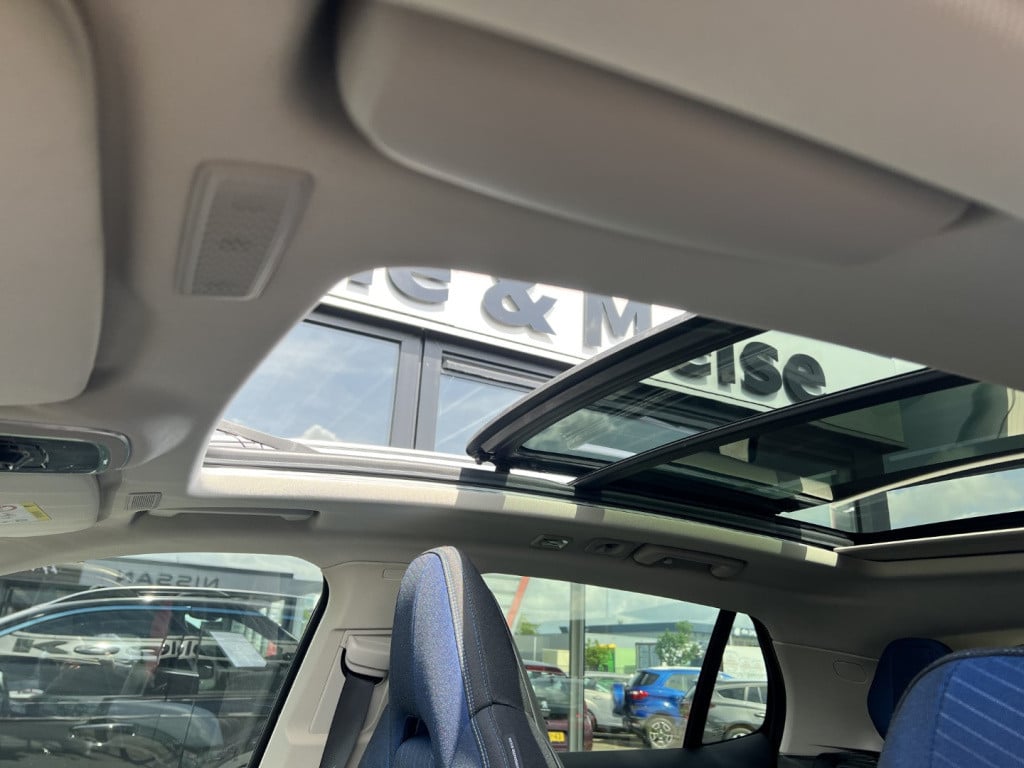 Lynk & Co 01 1.5 261pk phev plug in hybrid ,trekhaak , pano dak,car play