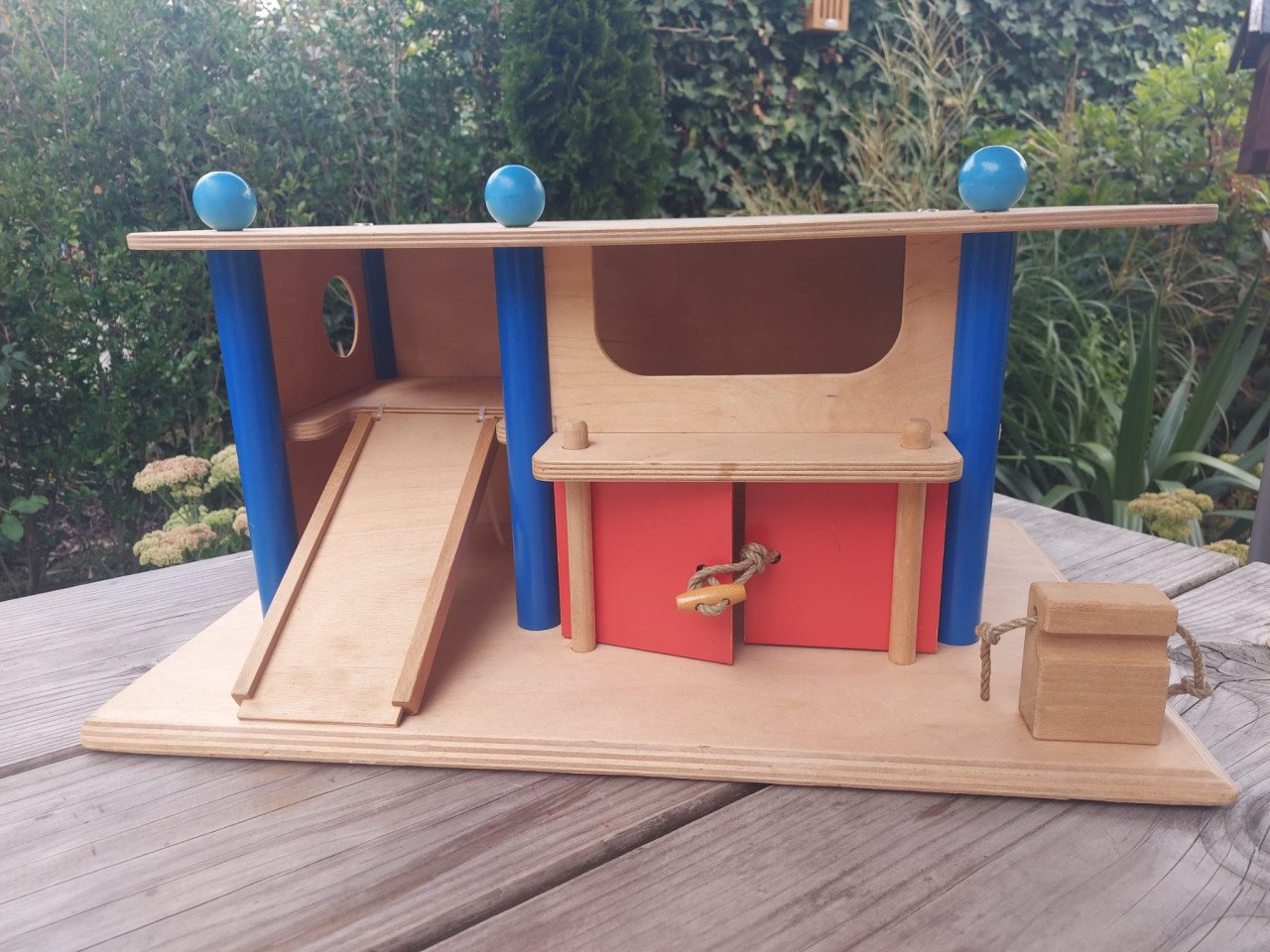 Mooie, delijke vintage houten garage met 2 verdiepingen