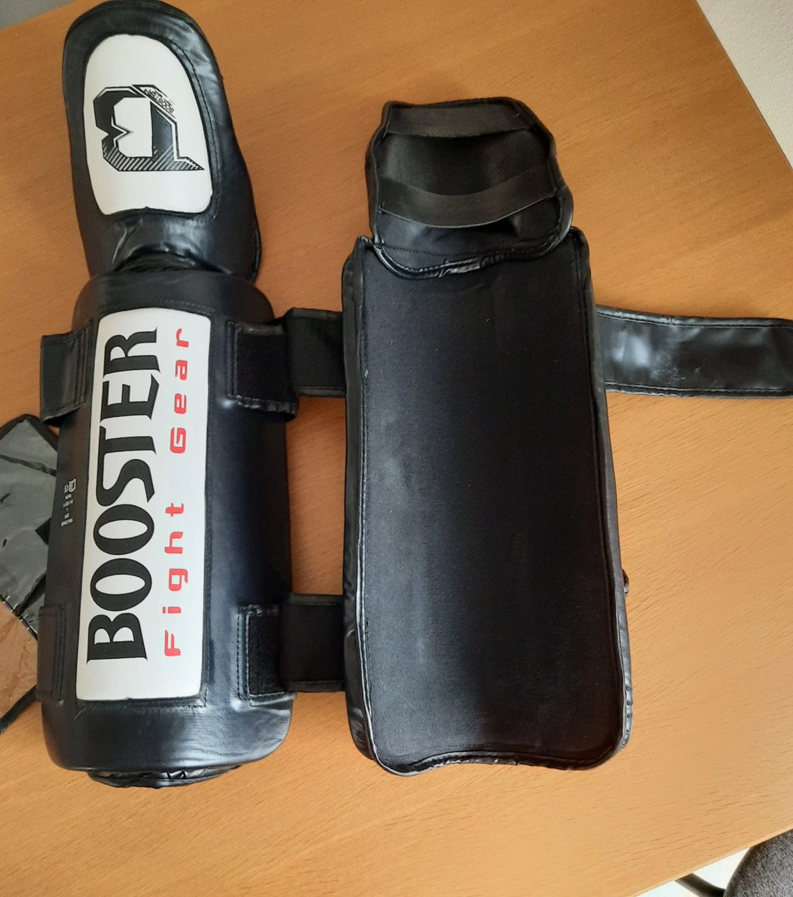 Te koop: Booster Fight Gear Thai Striker Scheenbeschermers (kunstleer)