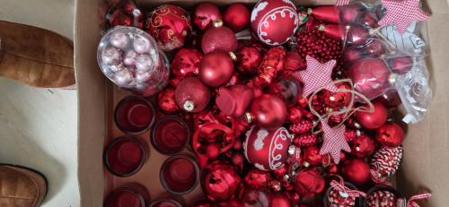 Kerstballen in  de kleuren rood, wit, zilver en bruin