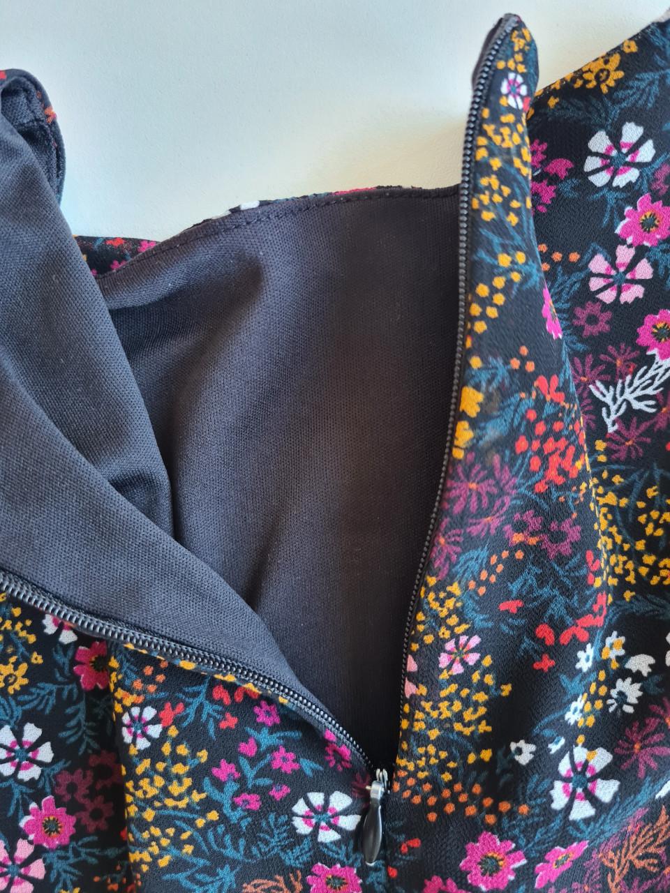 Bloemetjes jurkje met roezel van Girls Maat 128