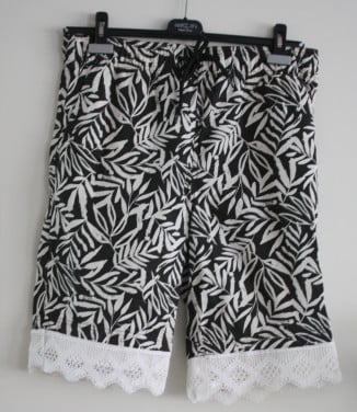 Broek  zwart wit print met bloemen en kanten rand maat m