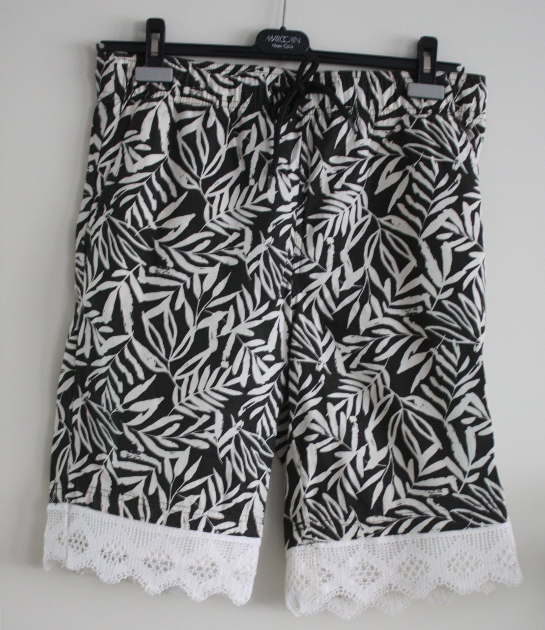 Broek  zwart wit print met bloemen en kanten rand maat m