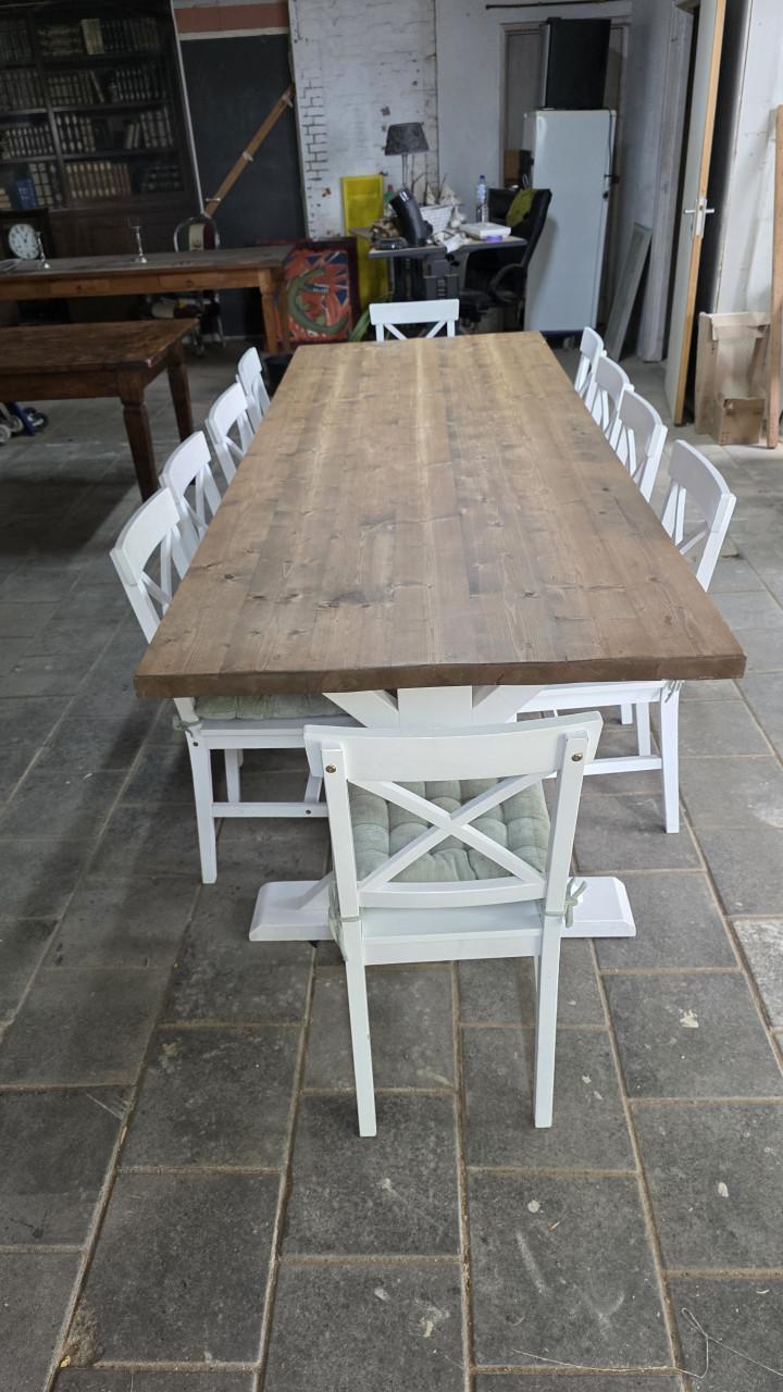 280 cm lange landelijke tafel met 10 stoelen