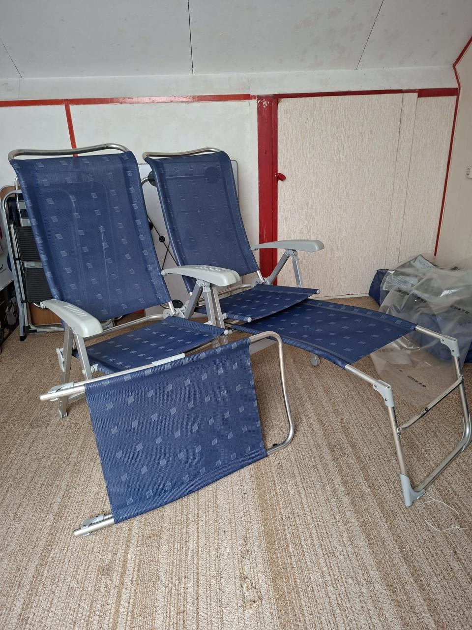 Camping tafel en stoelen.